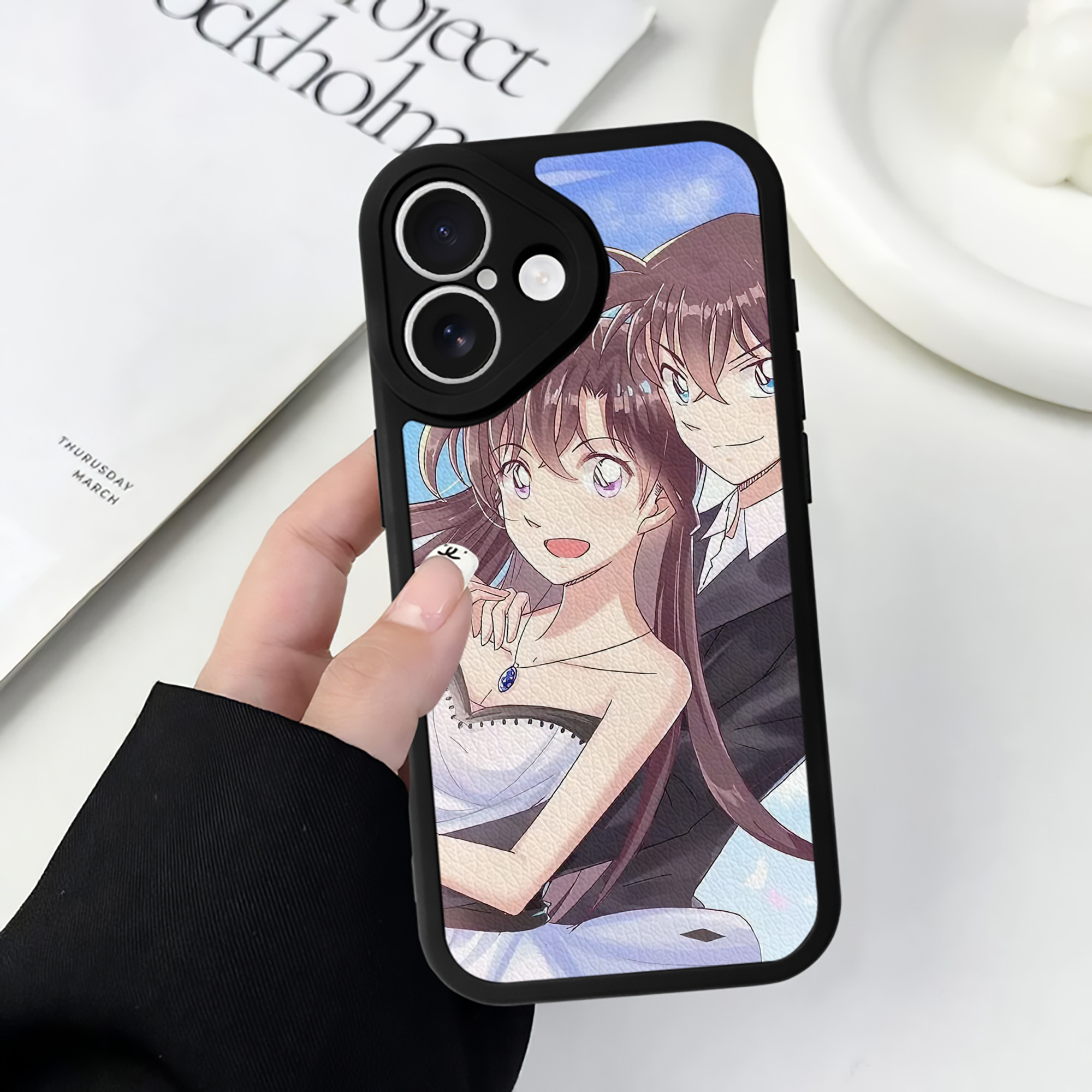 （画像用） 名探偵コナン Detective Conan 【iPhone 16シリーズ対応】シリコンスマホケース（レザー調） 材質：シリコン